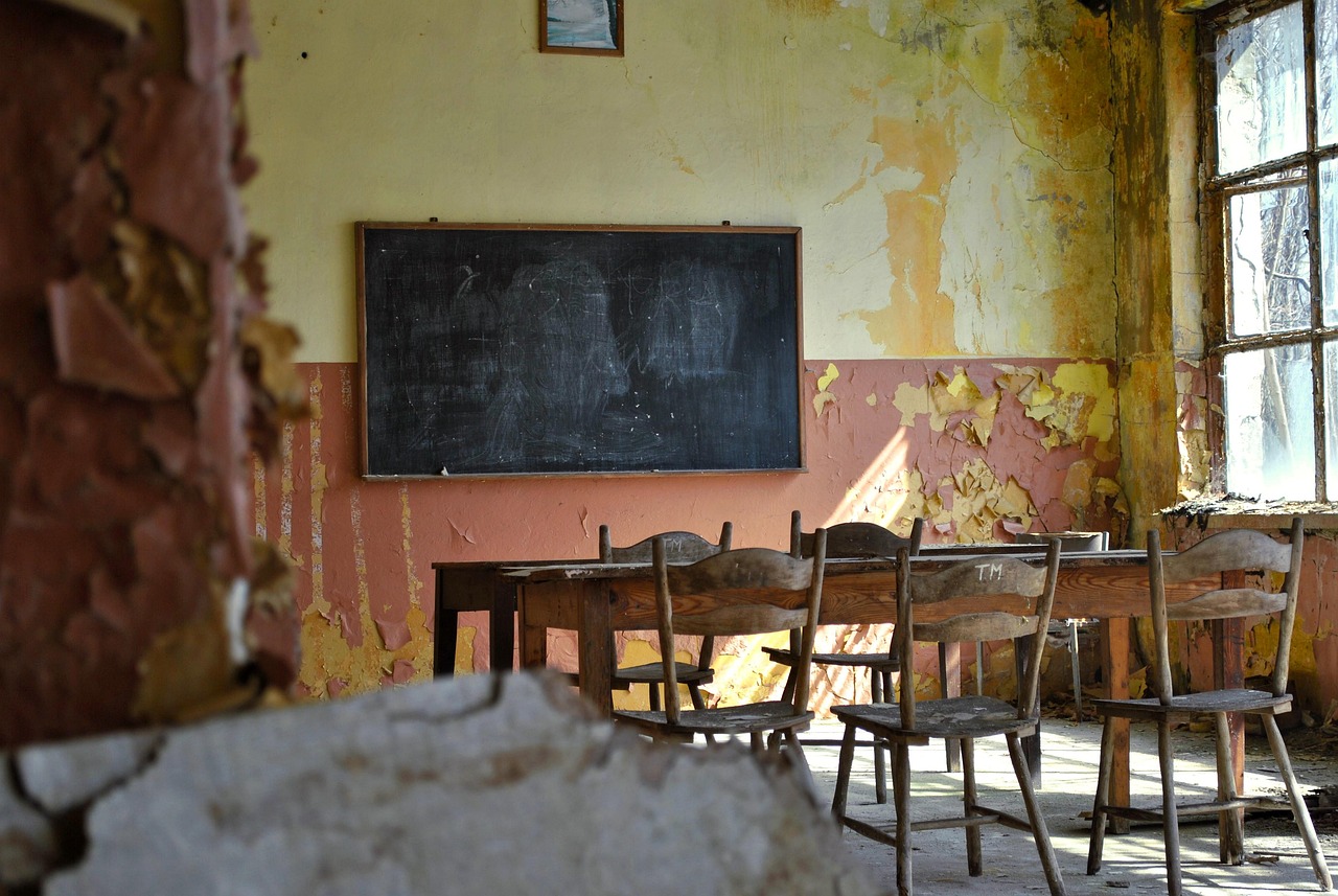 El despropósito de las infraestructuras educativas… la privada levanta un campus en seis meses mientras la pública se cae a pedazos
